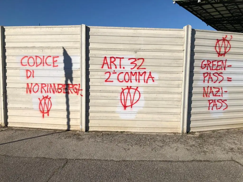 treviso, raid vandalico dei no vax imbrattato il muro dello stadio da rugby di monigo, scritte vandaliche, scritta vandalica