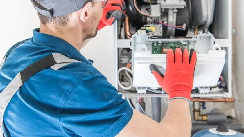 Un installatore al lavoro su una caldaia: Green Project Agency ha lasciato diversi clienti nei guai