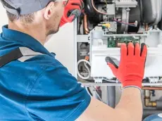 Un installatore al lavoro su una caldaia: Green Project Agency ha lasciato diversi clienti nei guai