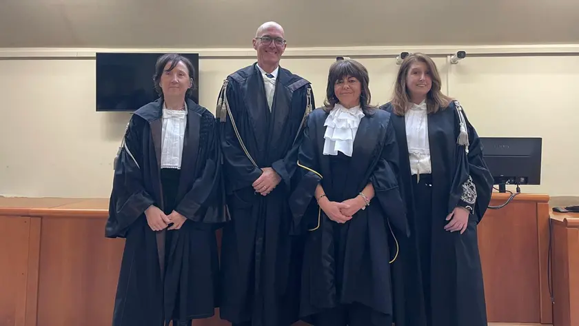 La presidente del tribunale di Treviso Daniela Ronzani (nella foto seconda da destra) con i giudici del collegio