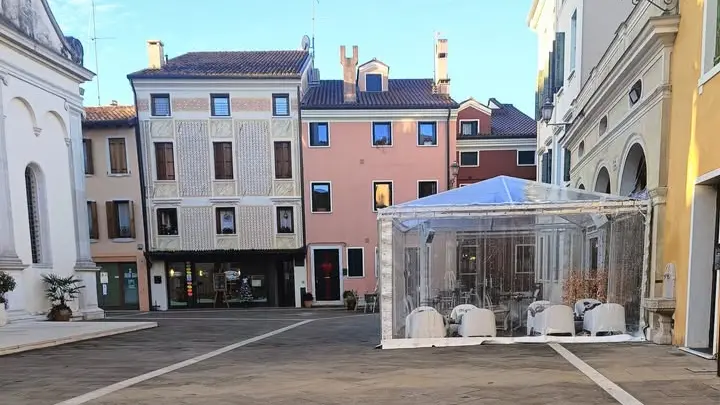 Il plateatico contestato davanti al duomo di Motta