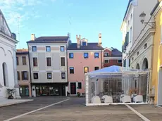 Il plateatico contestato davanti al duomo di Motta