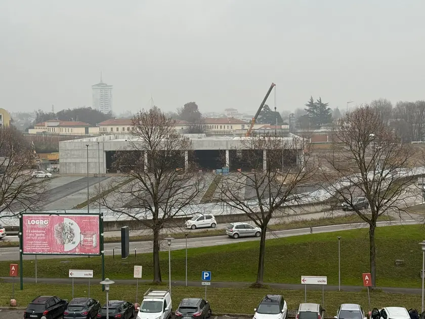 Il cantiere per la costruzione del nuovo Conad alla rotonda Appiani in Strada Ovest a Treviso