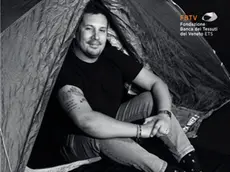 Jacopo in una tenda: ha rischiato di morire scivolando in montagna