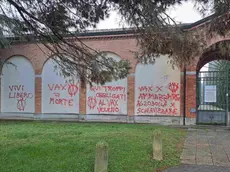 Le scritte no vax al cimitero di Santa Bona di Treviso