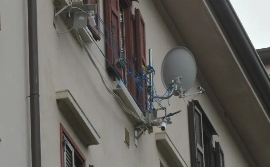Le telecamere fuori dal condominio (foto Bruni)