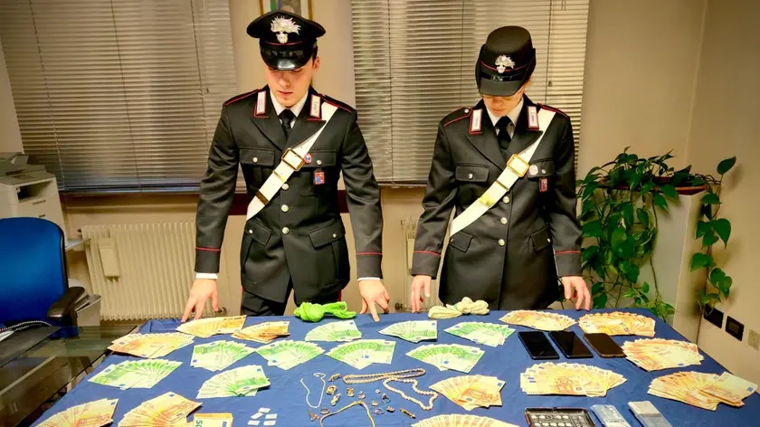 I soldi e i gioielli recuperati dai carabinieri