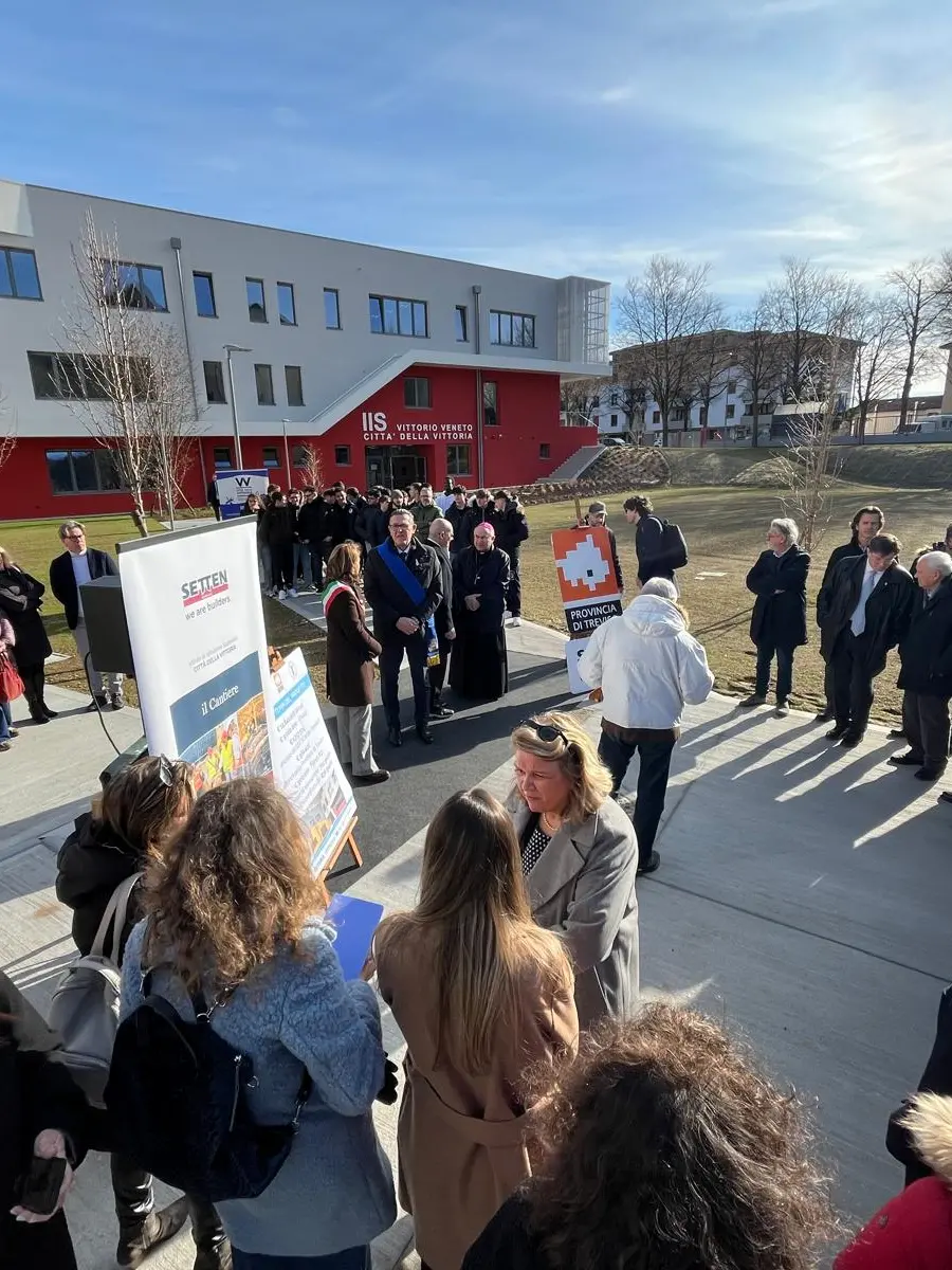 L’inaugurazione dell’istituto scolastico Città della Vittoria a Vittorio Veneto con le nuove costruzioni realizzate con fondi Pnrr