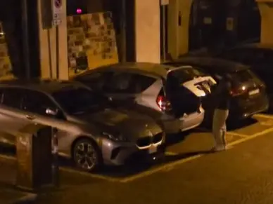 Il 19enne in azione sulle auto parcheggiate