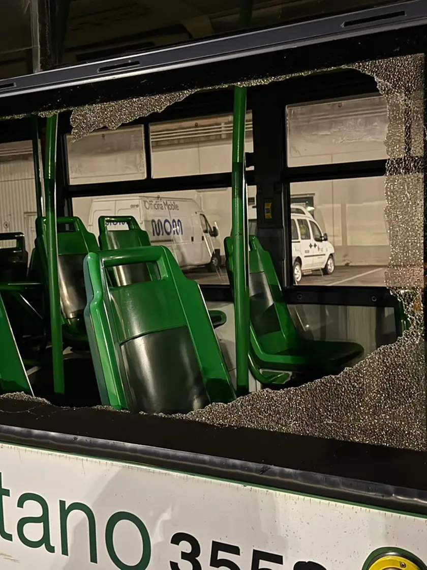 Il bus distrutto dopo essere stato preso d'assalto