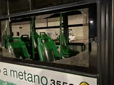 Il bus distrutto dopo essere stato preso d'assalto