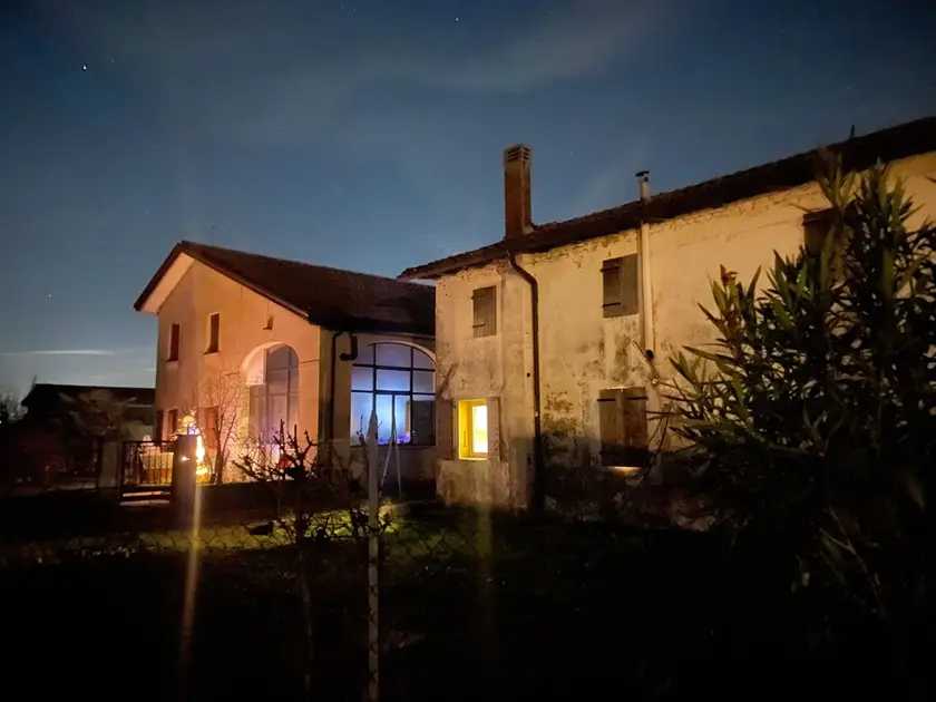 Il casolare dove sono stati trovati i braccianti