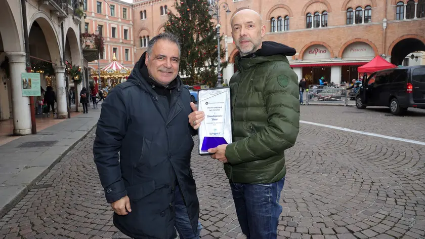 Il navigatore Lorenzo Granai e il pilota Giandomenico Basso con il premio Ac 2025 in piazza dei Signori a Treviso (fotofilm)