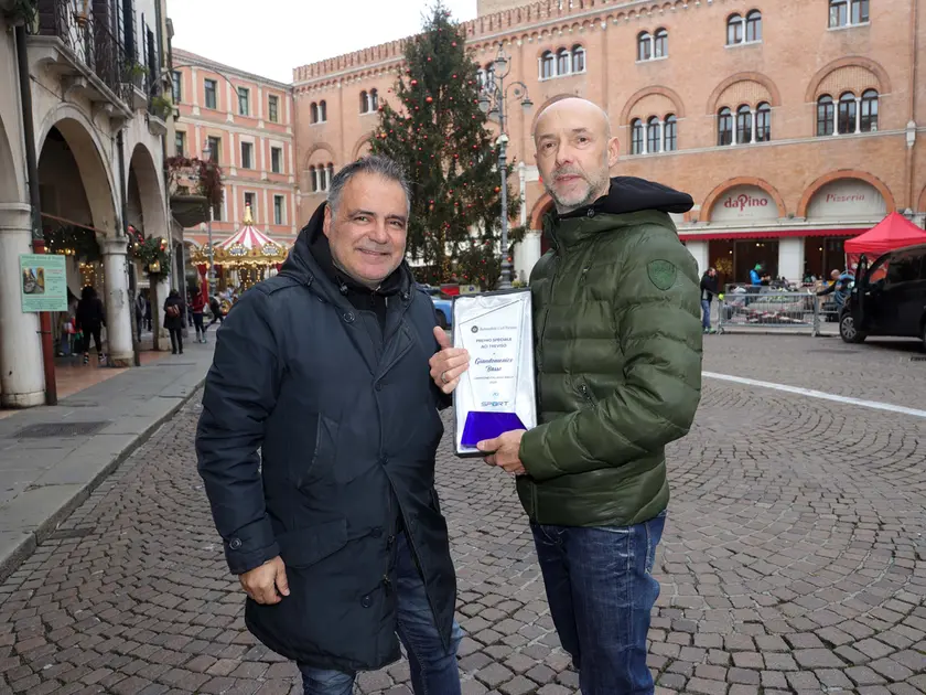 Il navigatore Lorenzo Granai e il pilota Giandomenico Basso con il premio Ac 2025 in piazza dei Signori a Treviso (fotofilm)