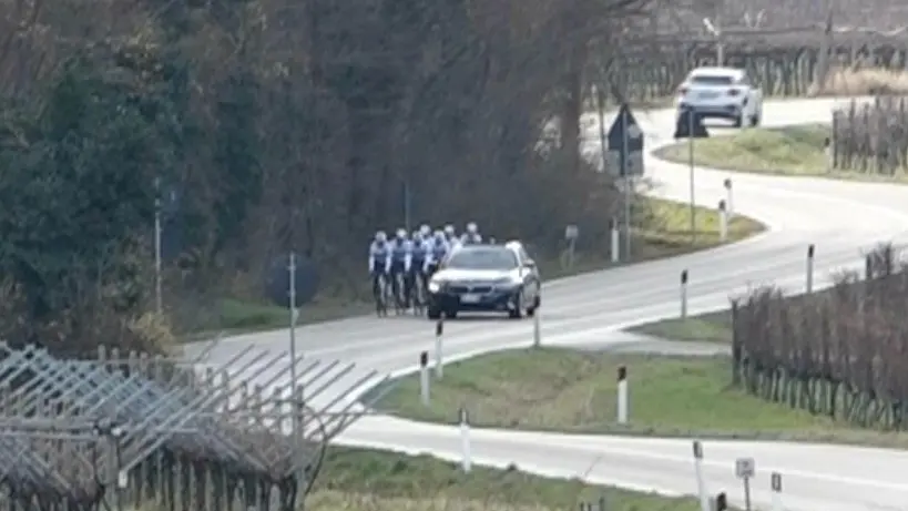 L'auto dalla quale sono esplosi i colpi, accanto ai ciclisti