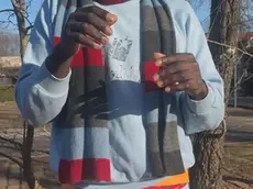 Uno dei portavoce dei migranti, non vuole farsi inquadrare perché teme ripercussioni