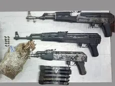 Alcune armi e munizioni sequestrate all’ex valico di Sant’Andrea