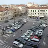 Auto in sosta in piazza Vittoria