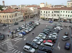 Auto in sosta in piazza Vittoria