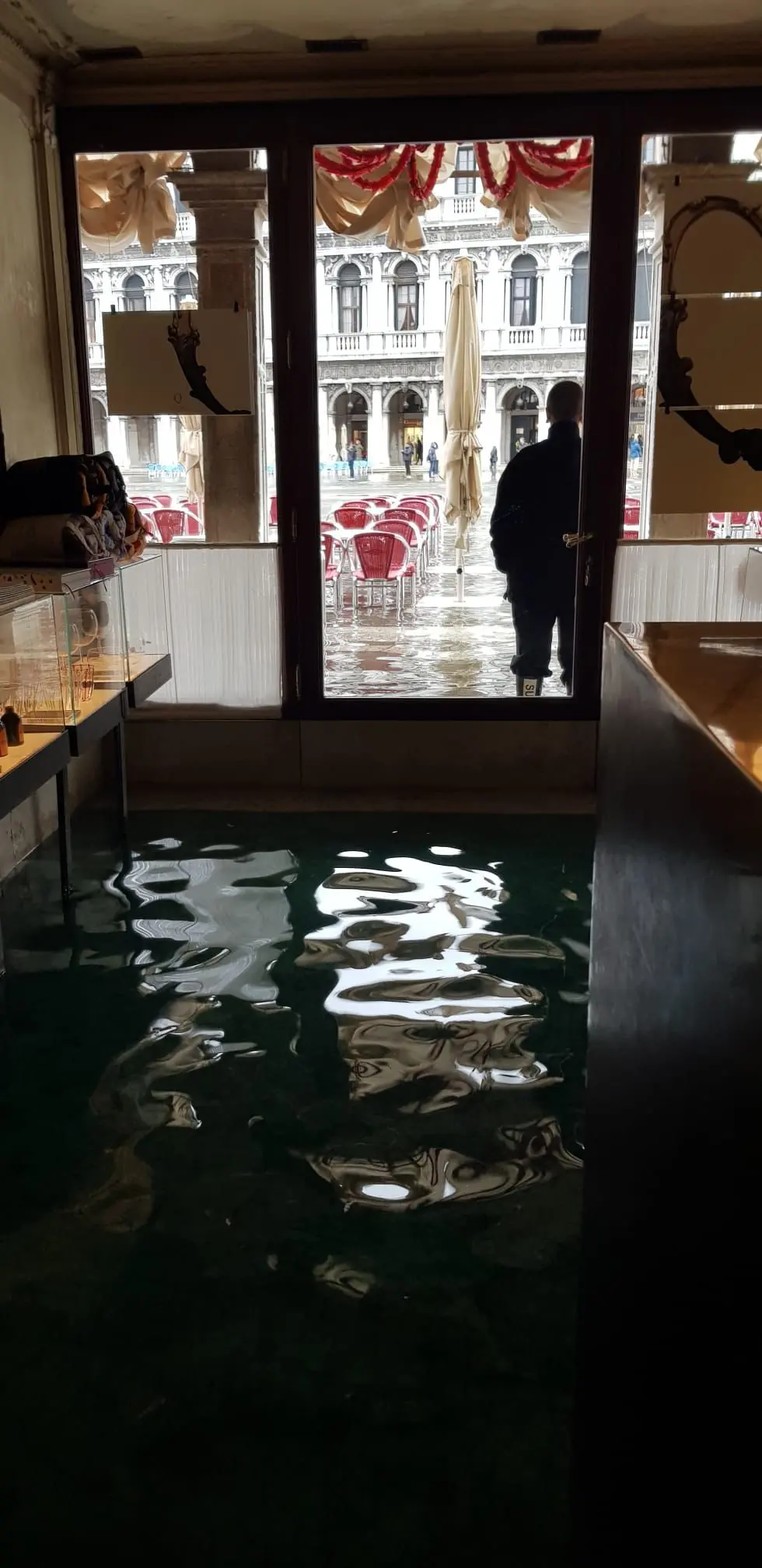 La marea dentro il Caffè Quadri