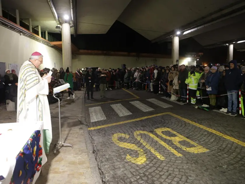 Il vescovo durante la celebrazione