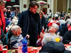 Il presidente della Regione Veneto Alberto Stefani mentre saluta alcuni degli anziani ospiti del pranzo della Comunità di Sant'Egidio