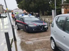 I carabinieri sul luogo dell’incidente. A destra, la Mercedes Classe A dell’investitrice