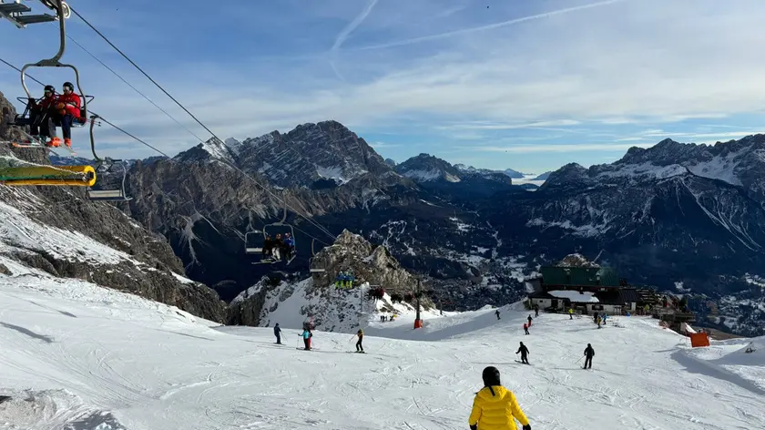 Piste imbiancate e tanti sciatori: è iniziata la stagione sulle Dolomiti bellunesi