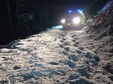 Il mezzo del Soccorso alpino durante il soccorso nella zona buia e innevata