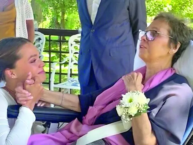 Un momento della cerimonia: Sara assieme a mamma Federica