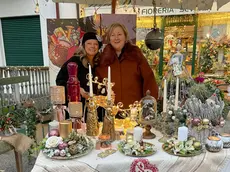 Angela e Sonia Benedos fuori dalla fioreria Severin a Paese