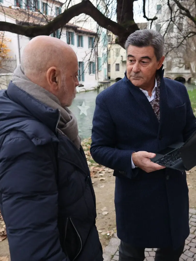 Domenico Basso assieme a Giuseppe Milan durante l’intervista sulla panchina sulla riva del Cagnan