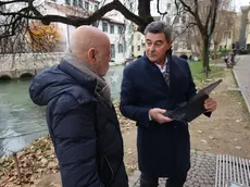 Domenico Basso assieme a Giuseppe Milan durante l’intervista sulla panchina sulla riva del Cagnan