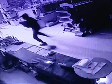 L'entrata dei ladri in negozio