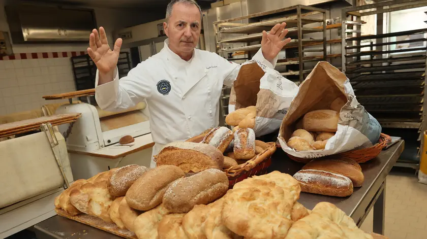 Roberto Serafin al forno con parte del pane rimasto invenduto