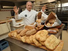 Roberto Serafin al forno con parte del pane rimasto invenduto