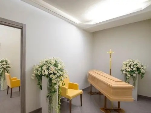 Una camera ardente allestita in una casa funeraria