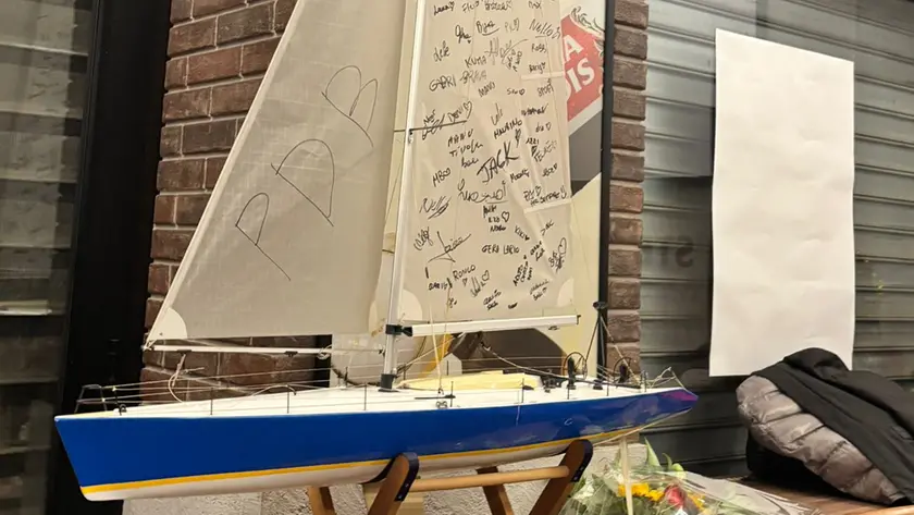 Il modellino della barca a vela con le dediche per Francesco