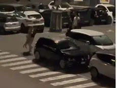 Un frame di uno dei video dell'aggressione. Qui si vede una ragazza portata via di peso