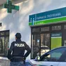 Polizia all'esterno della farmacia assaltata