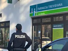 Polizia all'esterno della farmacia assaltata