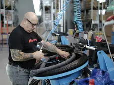 Un operaio al lavoro: il caro energia penalizza le imprese energivore di medio-piccole dimensioni