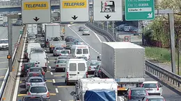 MILANO-18/04/03-ESODO PONTE DI PASQUA-CODE INGRESSO CASELLO AGRATE AUTOSTRADA MI-VE FOTO CALZARI/NEWPRESS