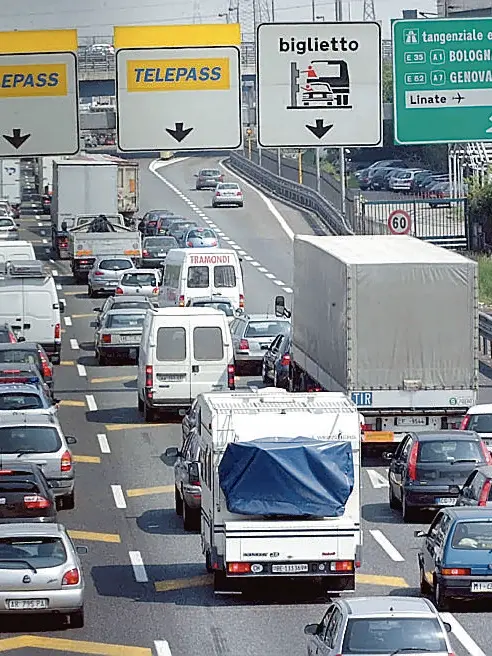 MILANO-18/04/03-ESODO PONTE DI PASQUA-CODE INGRESSO CASELLO AGRATE AUTOSTRADA MI-VE FOTO CALZARI/NEWPRESS