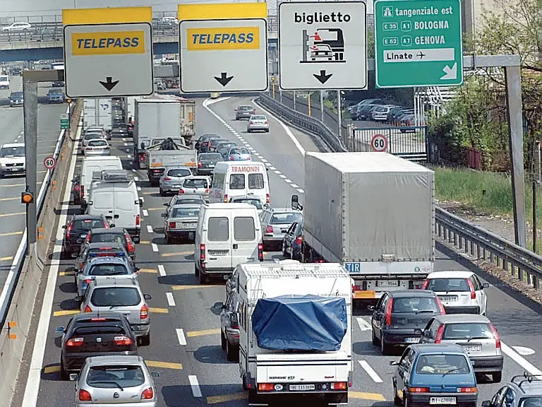 MILANO-18/04/03-ESODO PONTE DI PASQUA-CODE INGRESSO CASELLO AGRATE AUTOSTRADA MI-VE FOTO CALZARI/NEWPRESS