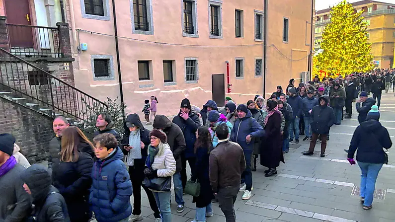 La lunga coda per accedere alla Galleria digitale in piazza Vittoria Foto Roberto Marega