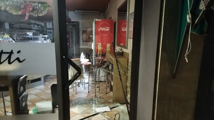 La porta frantumata dai ladri