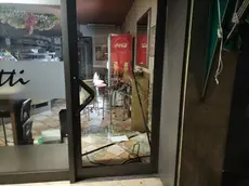 La porta frantumata dai ladri