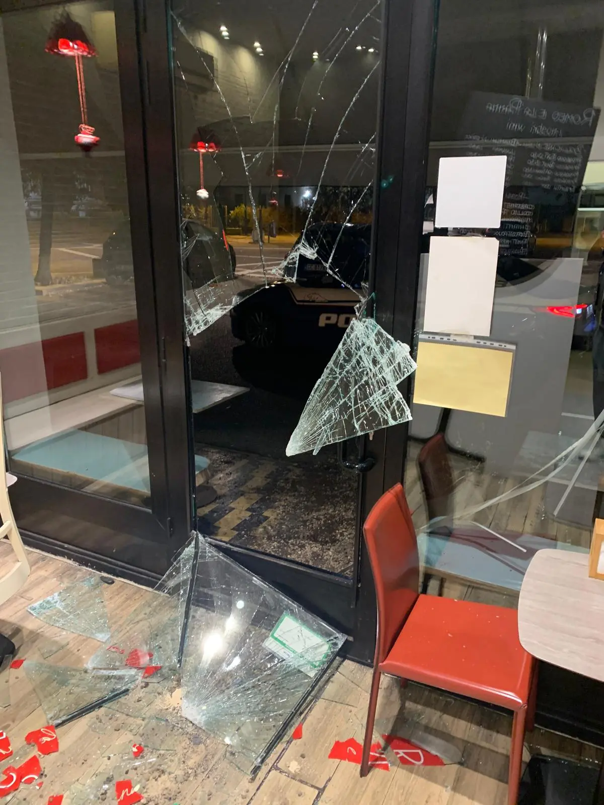 I vetri frantumati dai ladri al bar Romeo e la panna