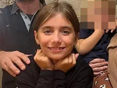 Al centro, Azzurra Breda mentre festeggia il decimo compleanno con papà Mattia e mamma Valentina